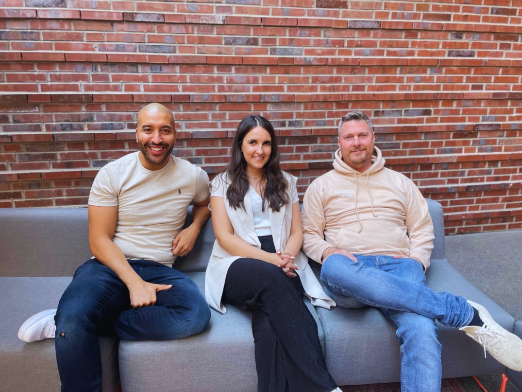 Team von AS Concepts bei der Arbeit am Schreibtisch