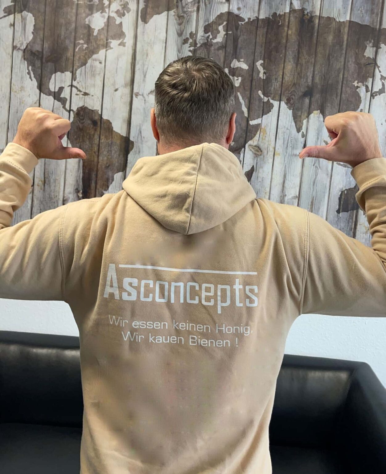 AS Concepts Teammitglied im Firmen-Hoodie